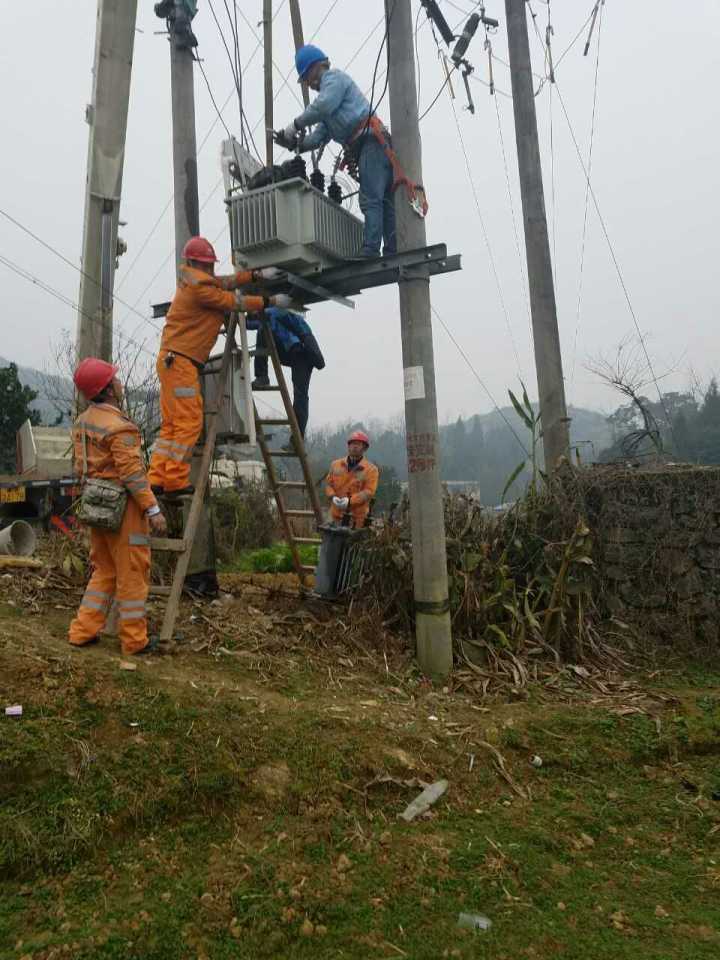 守護燈火，電力人在行動——松桃供電局一線員工春節(jié)保電側(cè)記