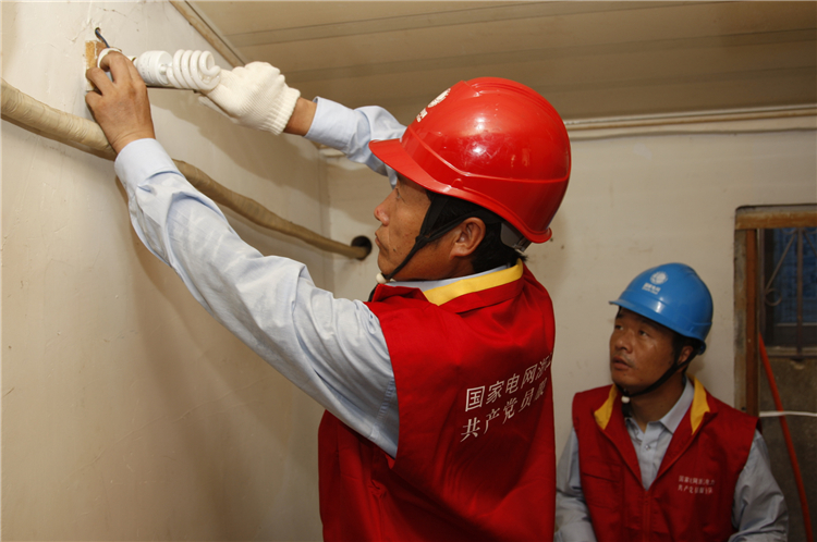 國網象山縣供電公司紅船服務進社區，把牢冬季安全用電關