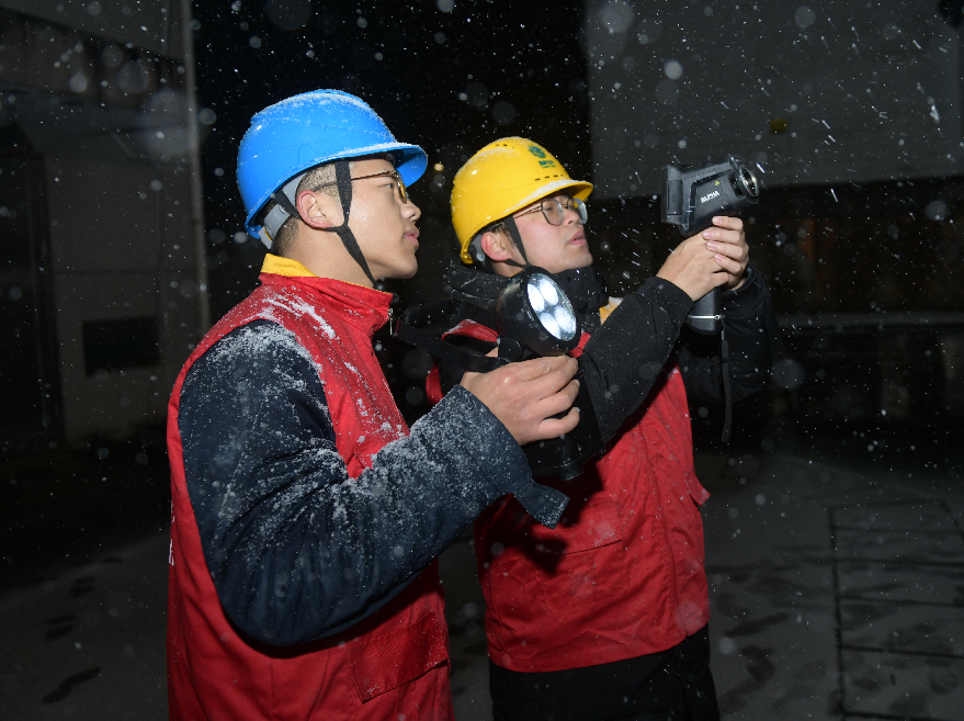 國網余姚市供電公司寒潮來襲“凍”真格，青年黨員守紅山