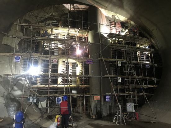 國網劉家峽水電廠7、8號機組進水口攔污柵補焊打磨修復順利完成