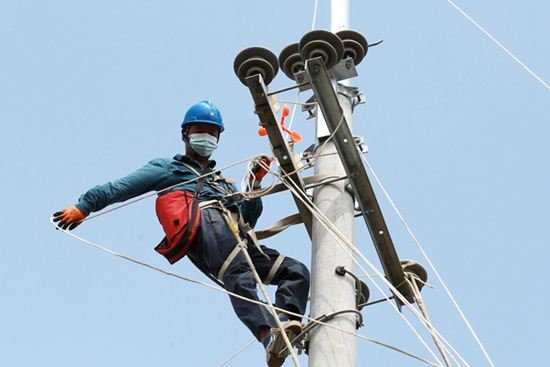 國網山東壽光供電：秋高氣爽立桿架線 保障工業園區發展