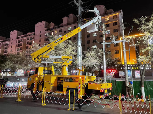 烏海電業局配電帶電作業處：堅守蒙電責任，勇戰寒潮