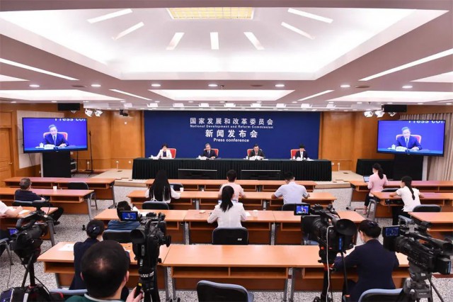 發改委：我國新能源產業全球領先，為全球市場提供超過70%的光伏組件