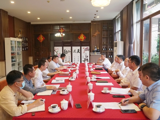 中國(guó)電建黨委常委、副總經(jīng)理徐鵬程與海南萬(wàn)寧市委書記蓋文啟、市長(zhǎng)王三防座談