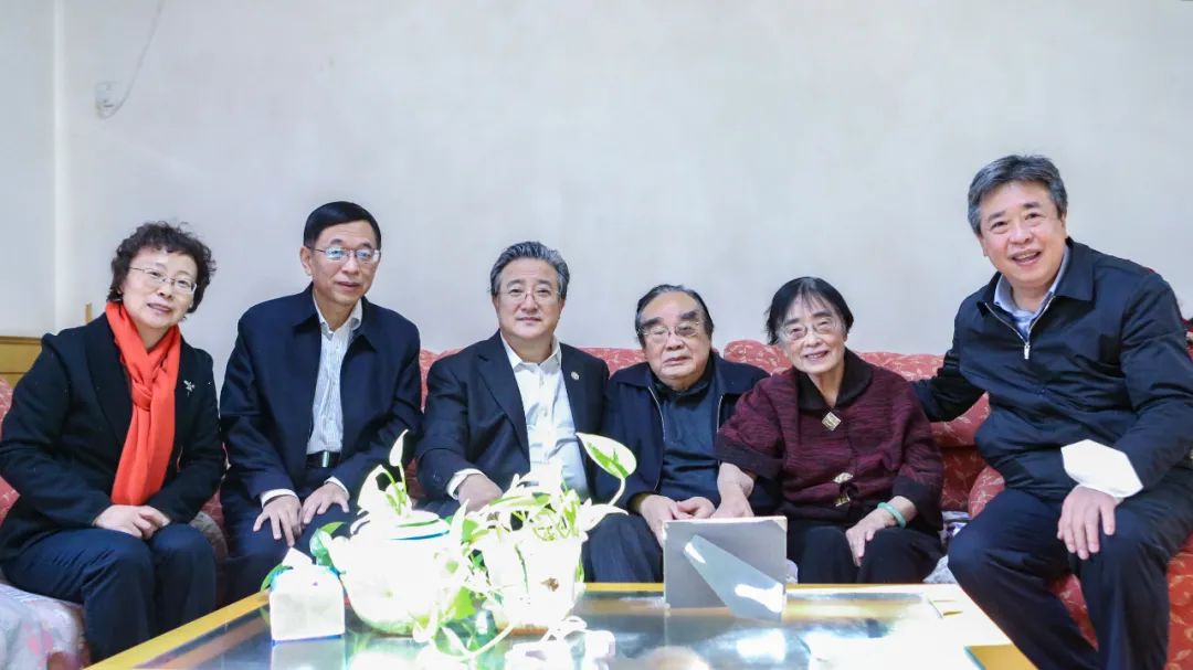 余劍鋒春節前夕看望慰問核工業老領導蔣心雄、陳肇博