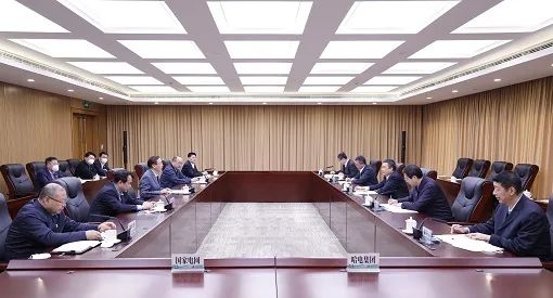 國家電網董事長、黨組書記辛保安與哈電集團董事長、黨委書記曹志安會談