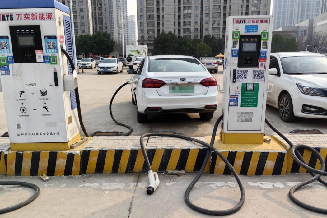 新能源車充電槍被扔積水中，對“城市家電”需多加愛護