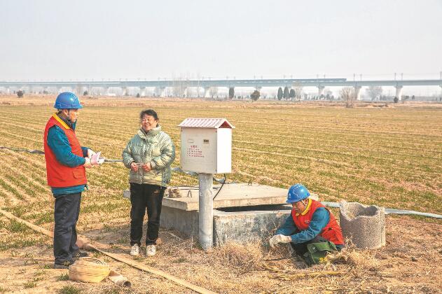 山東省梁山縣：黃河灘區(qū)上，井在地頭，電到井口