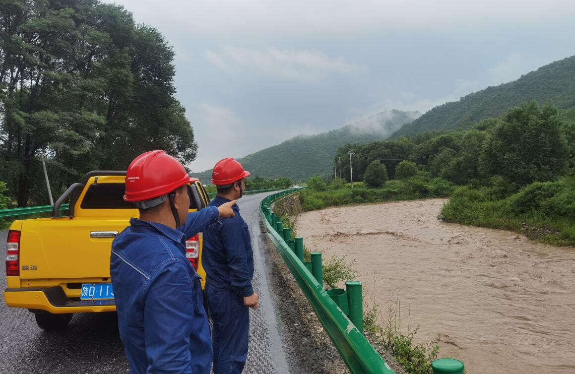國網旬邑縣供電公司不畏艱險，逆行洪水保供電