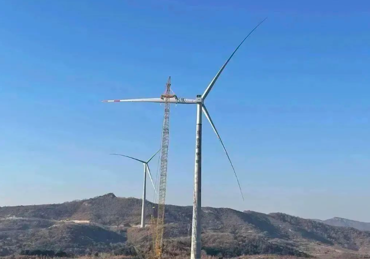 中石化起運公司營口風電項目首臺混塔圓滿吊裝！