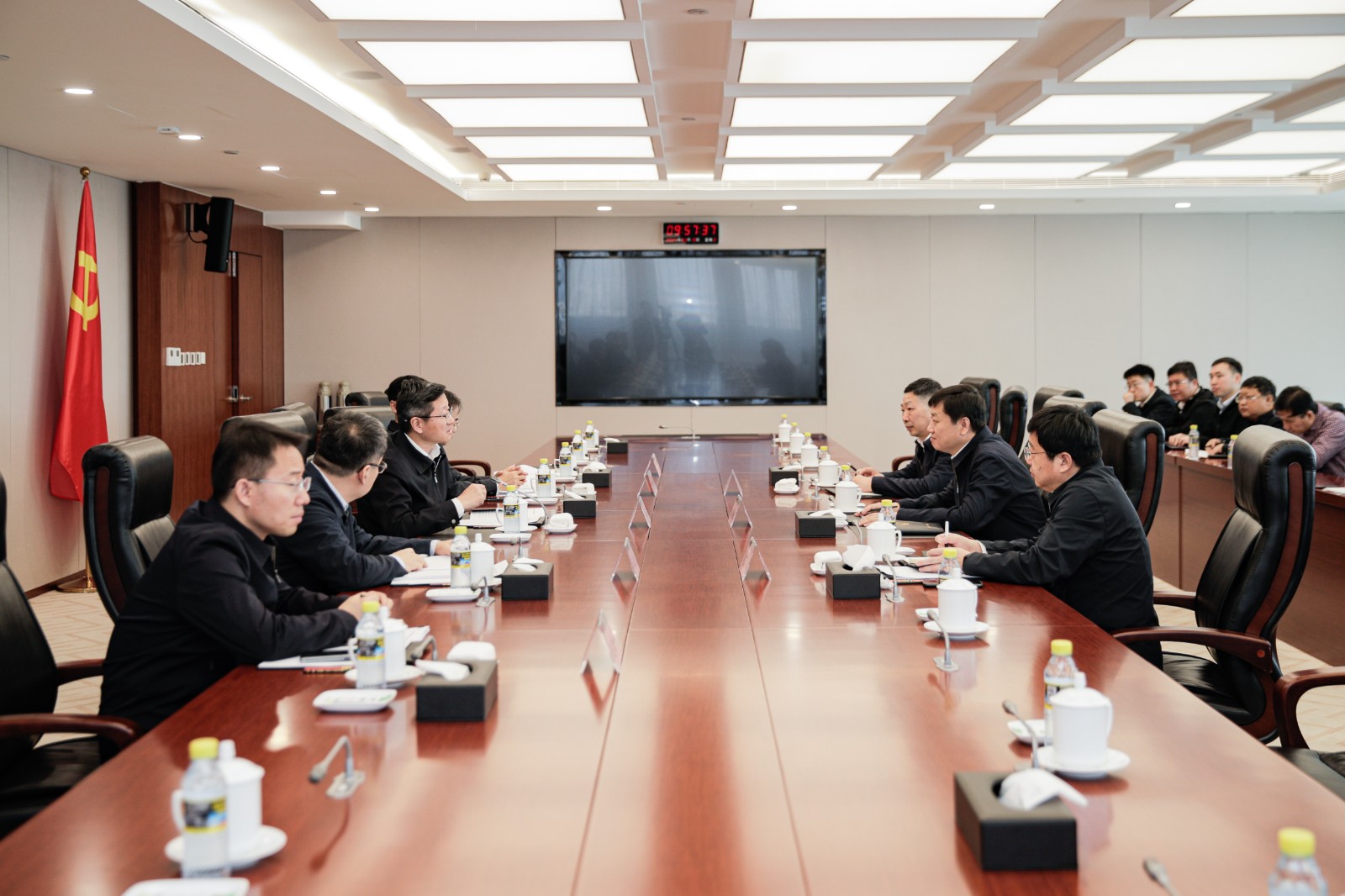 國家能源集團總經理、黨組副書記余兵會見衡水市委副書記、市長董曉航