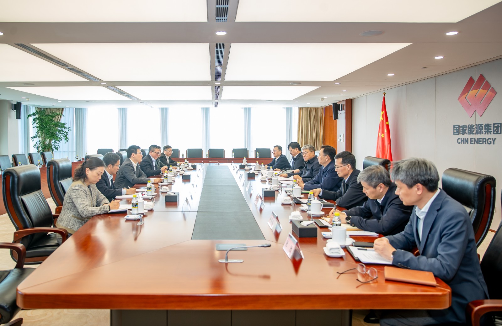 國家能源集團黨組書記、董事長劉國躍會見上海電氣集團黨委書記、董事長吳磊