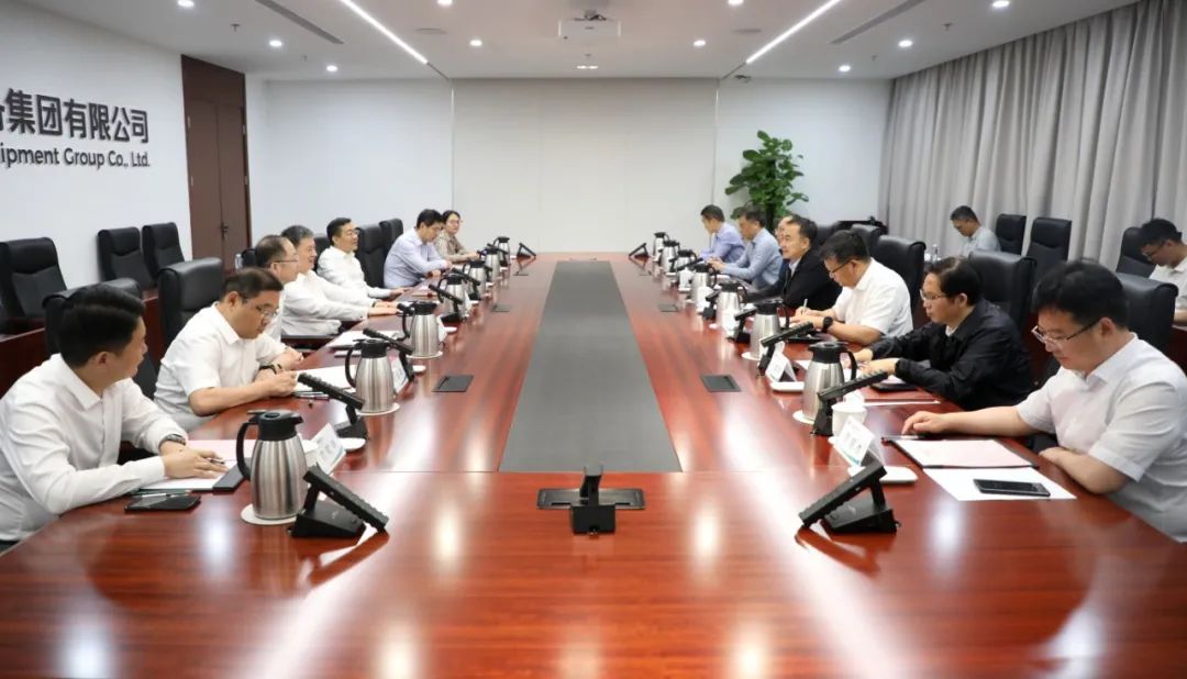 中國電氣裝備黨委副書記、總經理周群會見鄭州市委副書記、市長何雄
