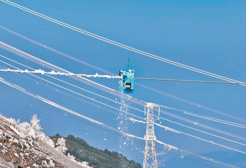四川電網首次運用“無人機+除冰機器人”清除覆冰