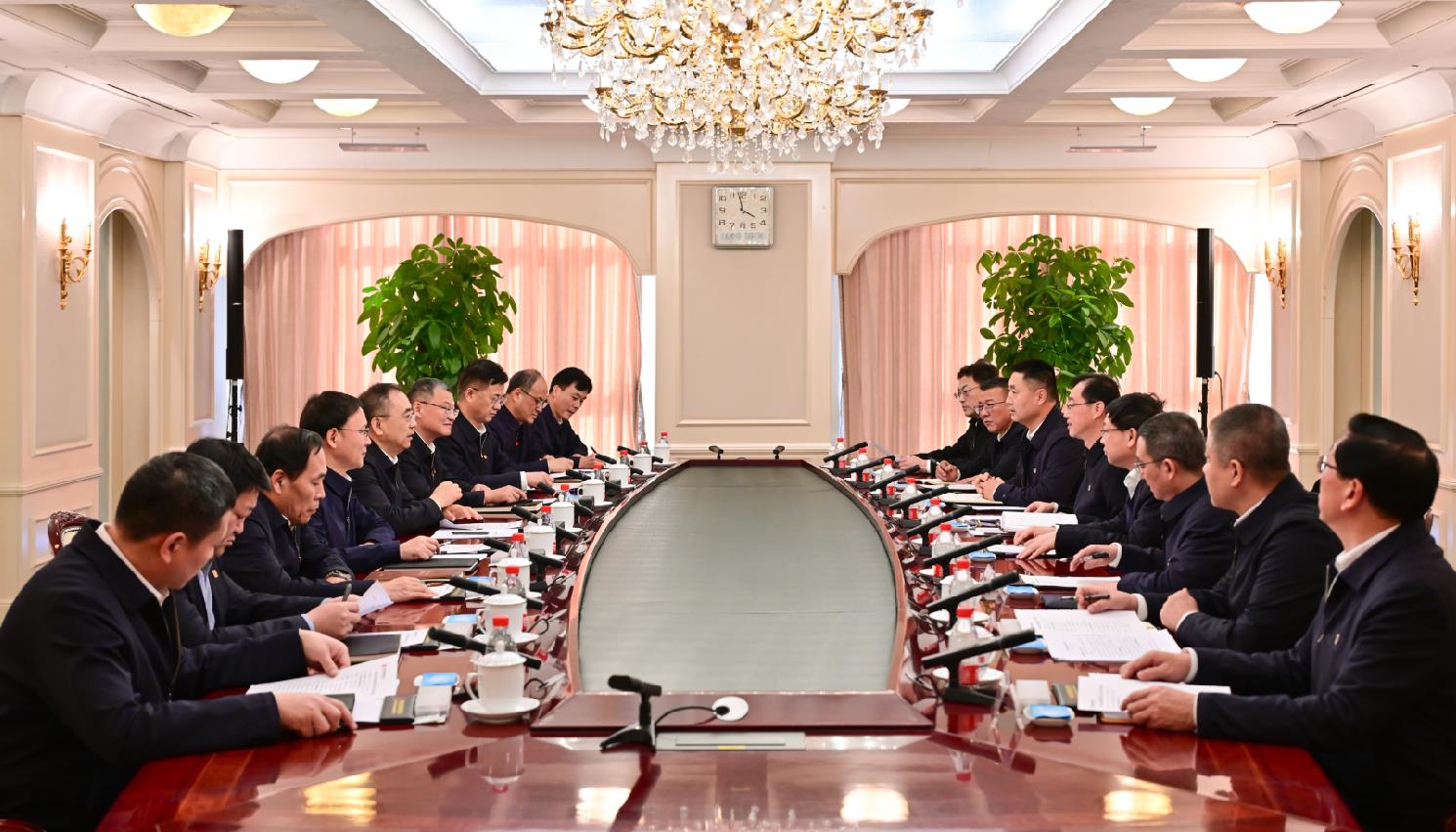 大唐集團(tuán)董事長鄒磊、總經(jīng)理張傳江與中國安能董事長陳奕輝、總經(jīng)理周慶豐會談