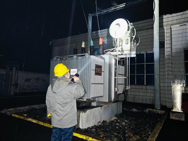 國網偃師供電公司全力應對風雪，確保供電穩定