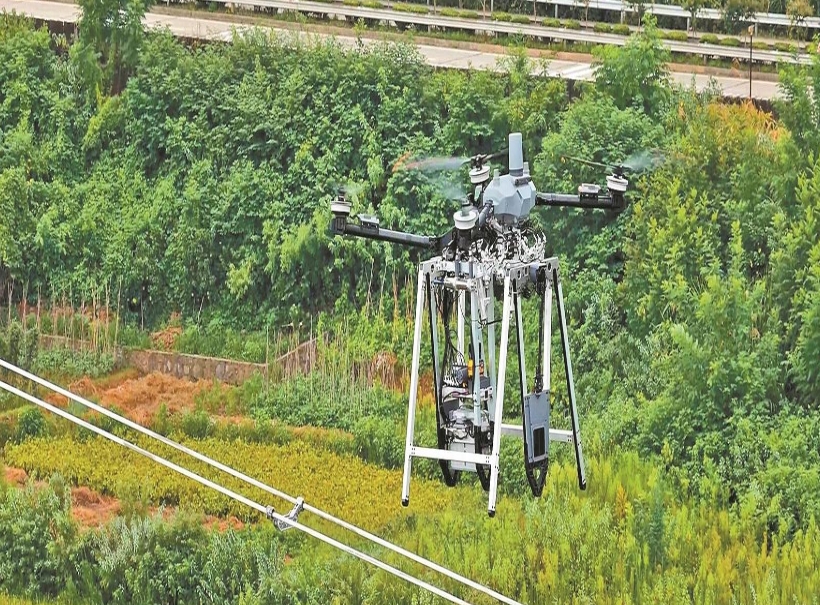 湖南送變電公司自主研發雙分裂導線間隔棒智能安裝無人機